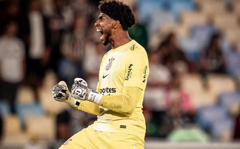 Hugo Souza faz 1º treino com bola no Corinthians, mas retorno contra o Grêmio ainda é incerto