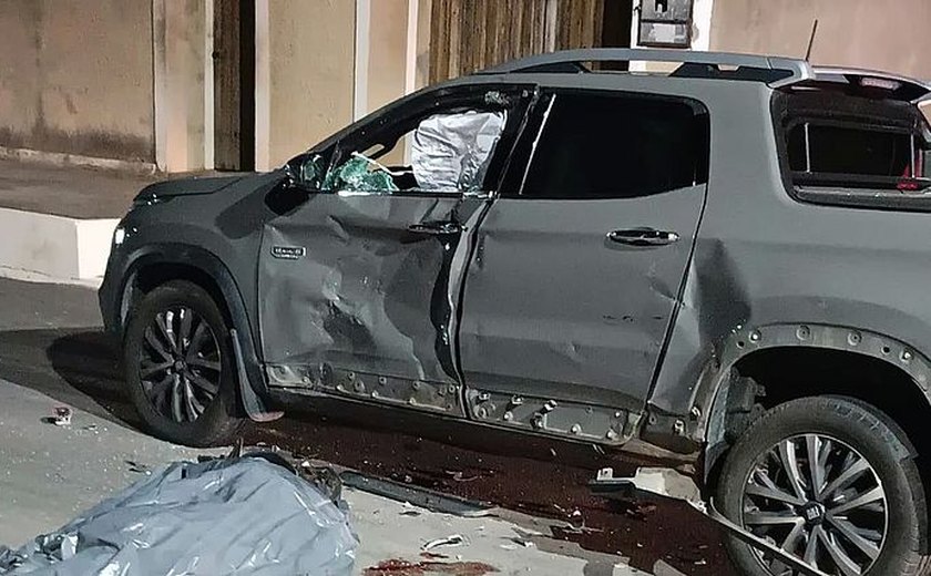 Jovem de 20 anos morre e mulher fica ferida após colisão entre carro e moto em Arapiraca