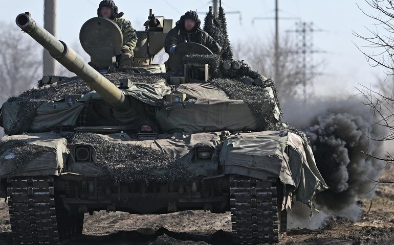 Tripulação de tanque russo T-90 elimina nove combatentes e abre flanco inimigo, diz MD