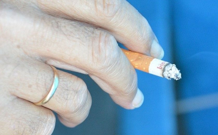 Lei veta propaganda de cigarro e prevê punições para comerciantes