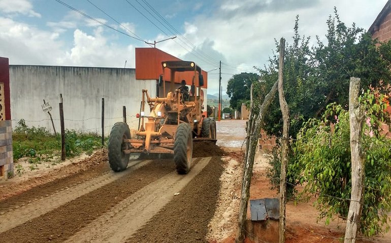 Prefeitura intensifica manutenção de vias nas zonas urbana e rural