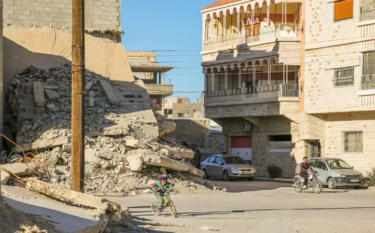 Rebeldes tomam 2ª maior cidade Síria; tropas do governo se retiram