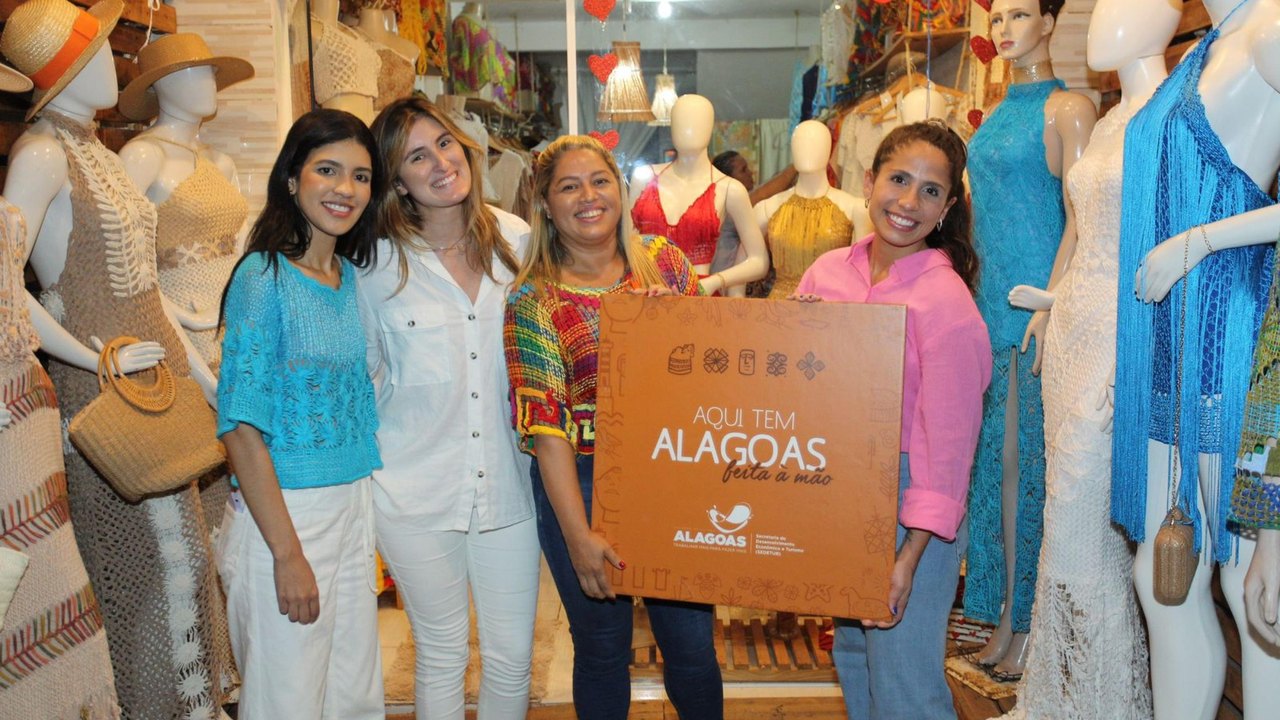Programa Alagoas Feita à Mão entrega placa para artesã do Pontal da Barra