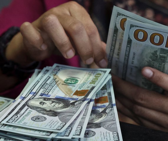 Dólar cai quase 1% e Ibovespa recua após tombo eleitoral
