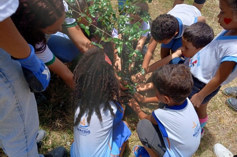 Alunos de CMEI na Pitanguinha são beneficiados por ações do Projeto Arborizar é Massa