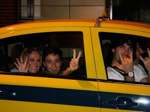 Sandra e Suzana vão embora de táxi e acenam para fotógrado