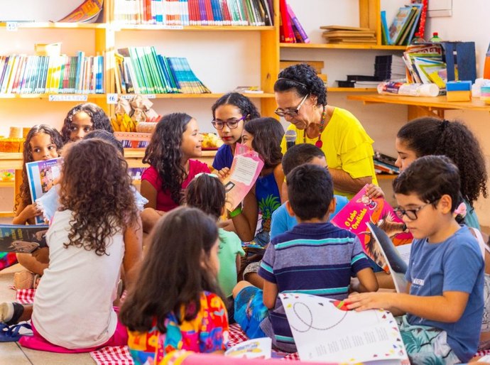 Prefeitura leva a magia da leitura às Arapiraquinhas com projeto “Brincando de Ler no Jardim de Histórias”