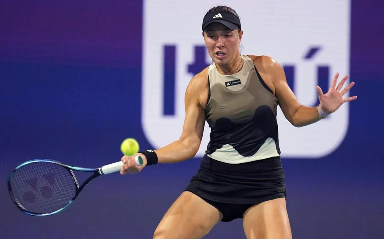 Pegula se vinga de Swiatek e vai enfrentar algoz de Beatriz Haddad Maia na semifinal do US Open