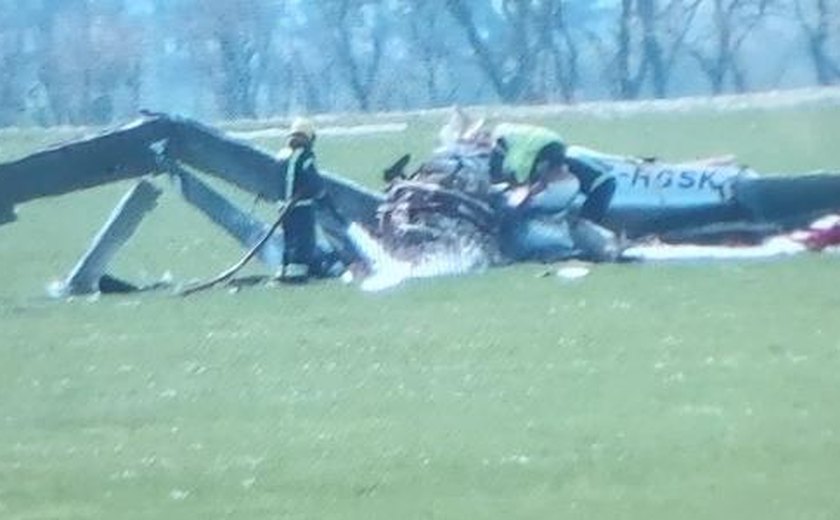 Piloto morre após avião cair no pátio do Museu da Guerra, na Inglaterra; vídeo