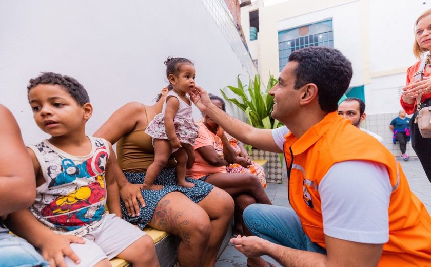 Prefeito JHC confere funcionamento de abrigo para acolher famílias desabrigadas