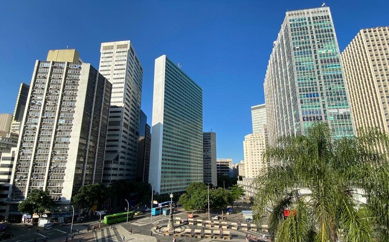 Público participa de 'coautoria' artística com IA em exposição no Centro do Rio