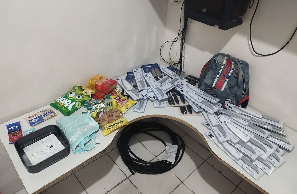 Homem é flagrado furtando mais de trinta facas e outros itens de supermercado em Aracaju