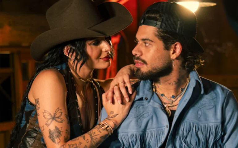 Ana Castela dá beijo em Zé Felipe no palco do 'Domingo Legal'