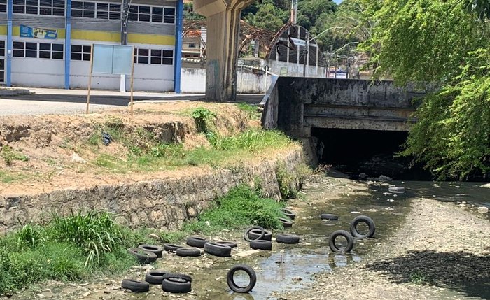Pneus descartados no leito do Salgadinho, em Maceió Pneus descartados no leito do Salgadinho, em Maceió