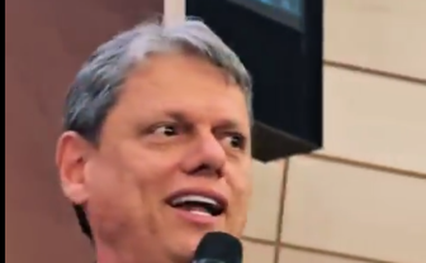 Tarcísio posta vídeo com gesto a evangélicos