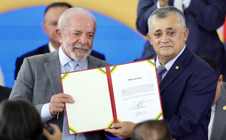 José Guimarães assume ministério e defende democracia em discurso de posse