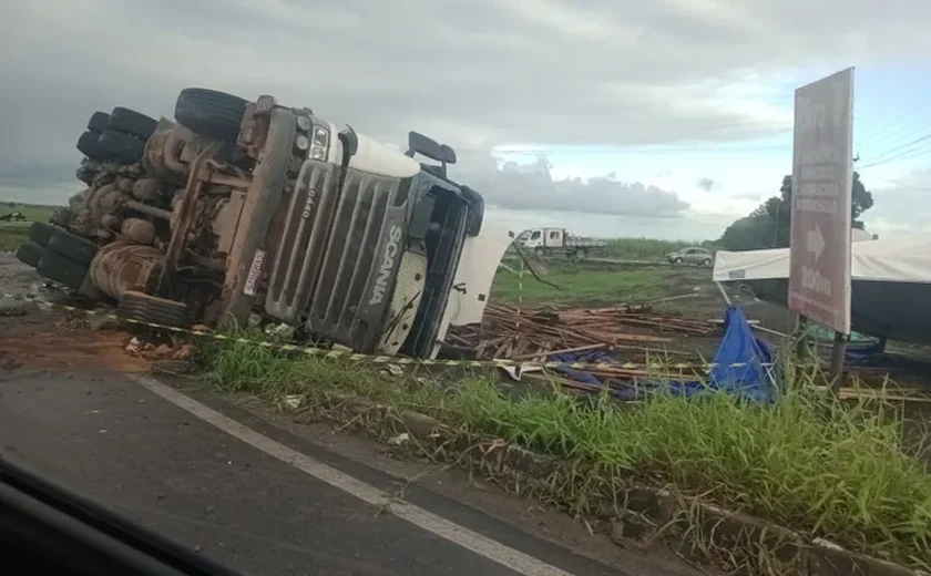 Motorista morre preso às ferragens após carreta carregada de madeira capotar na BR-316