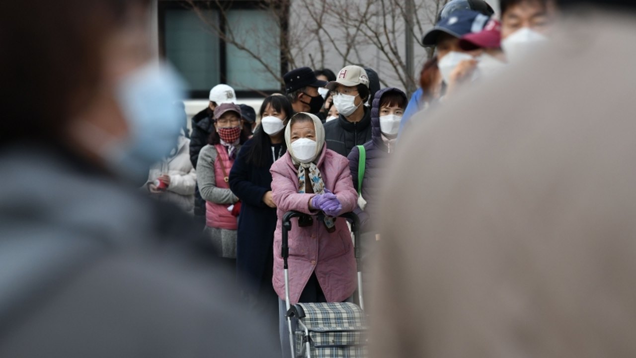 Surto em Seul se espalha por toda a Coreia e país registra 324 infecções