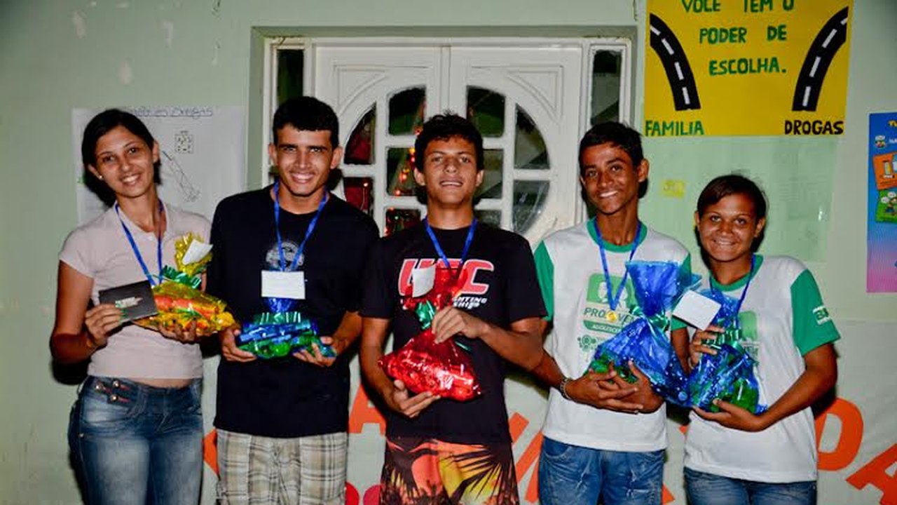 Alunos do Cras de Limoeiro recebem premiação em concurso sobre prevenção às drogas