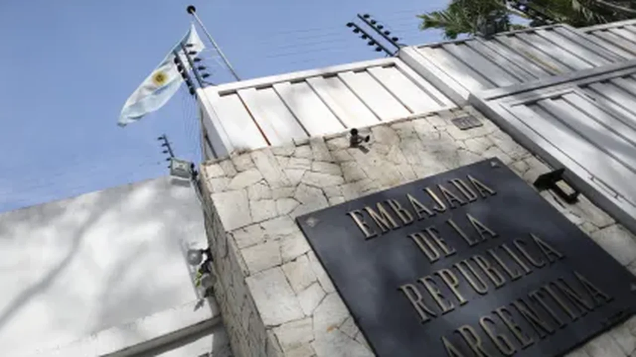 Agentes venezuelanos intensificam presença ao redor da Embaixada argentina em Caracas, que tem acesso bloqueado