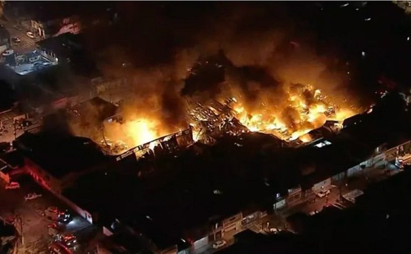 Incêndio destrói galpão próximo ao Aeroporto de Cumbica, em Guarulhos
