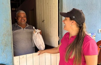 Prefeita Marcela Gomes mantém tradição e entrega pessoalmente peixes a famílias de Novo Lino  