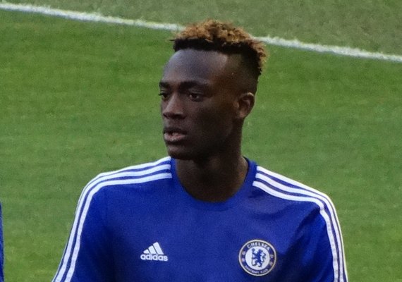 A pedido de Mourinho, Roma contrata o atacante inglês Abraham junto ao Chelsea