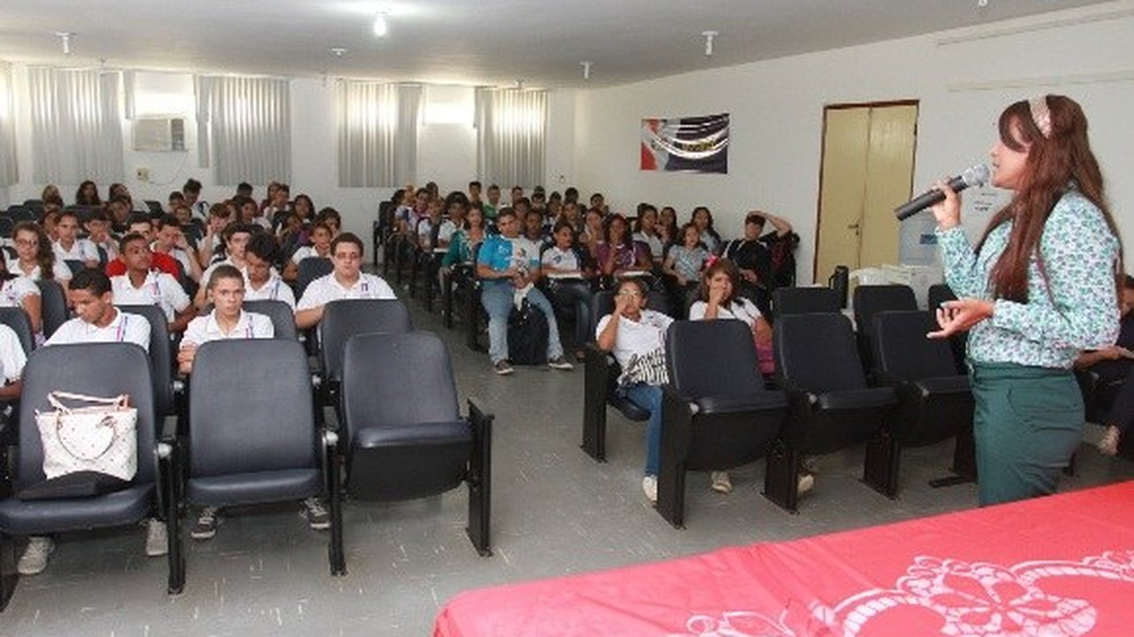 Uso racional da água é tema de palestra para estudantes da rede estadual