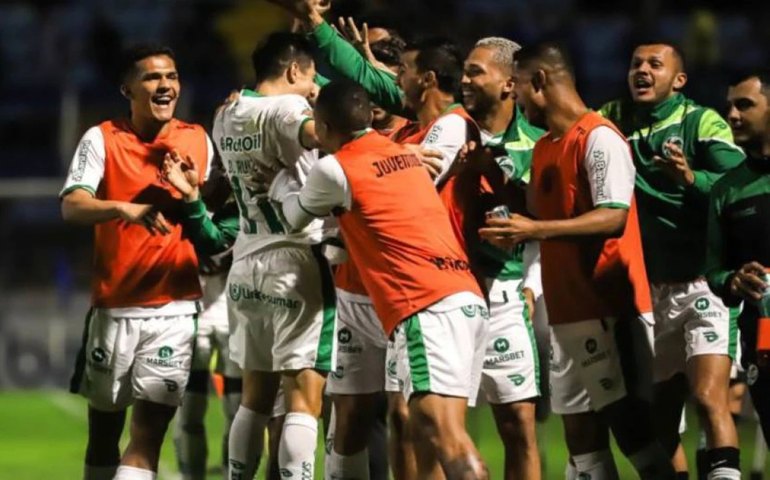 Com dois jogadores a menos, Juventude bate o Avaí e comemora a primeira vitória