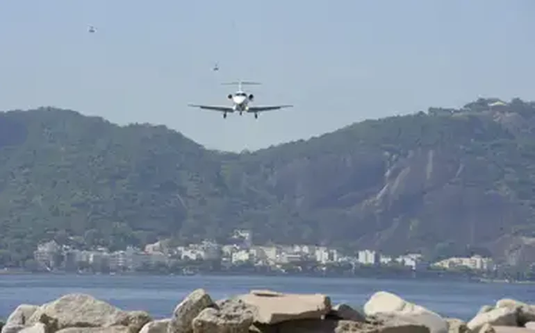 Iata prevê custos de US$ 19 bi com transição energética aérea em 2030 ante US$ 120 mi em 2023