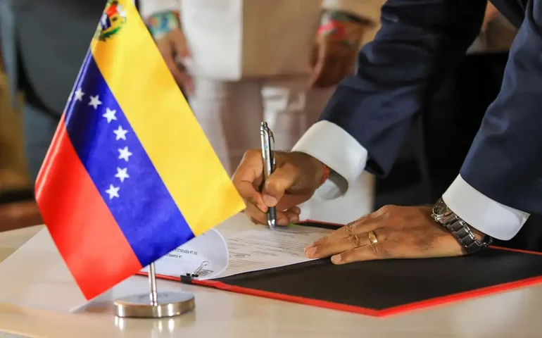 Venezuela rompe relações diplomáticas com o Paraguai e retira seu pessoal diplomático