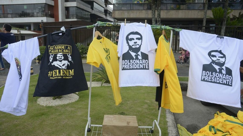 Arredores do condomínio de Bolsonaro ganham ambulantes