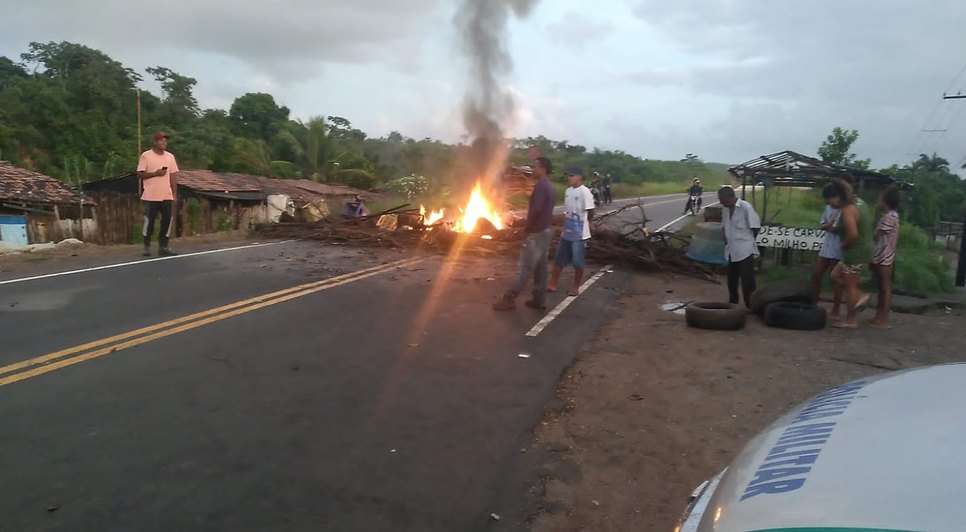 Manifestantes queimam pneus e bloqueiam rodovia estadual na Grande Aracaju