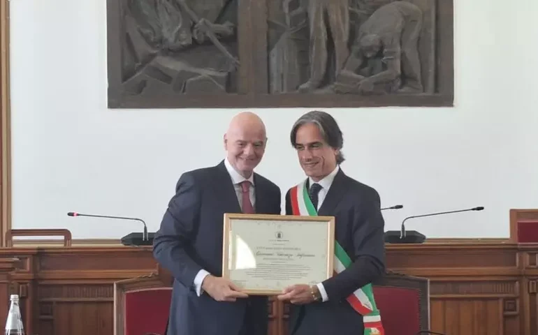 Presidente da Fifa recebe cidadania honorária no sul da Itália