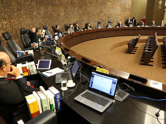 TJ suspende o julgamento de recurso contra reajuste de servidores da ALE