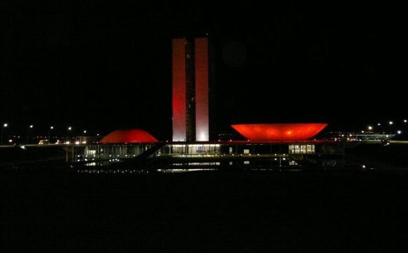 Iluminação vermelha no Congresso celebra o Dia Mundial do Doador de Medula Óssea