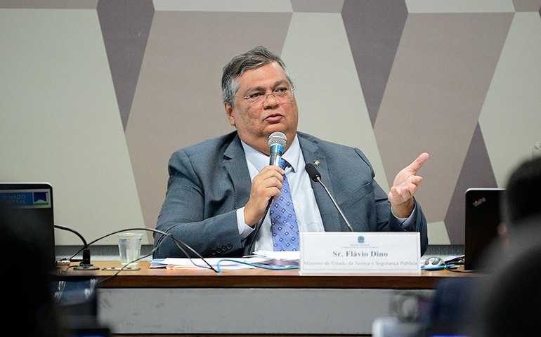 Flávio Dino: Governo Lula vai fechar clubes de tiro que não cumprem a lei