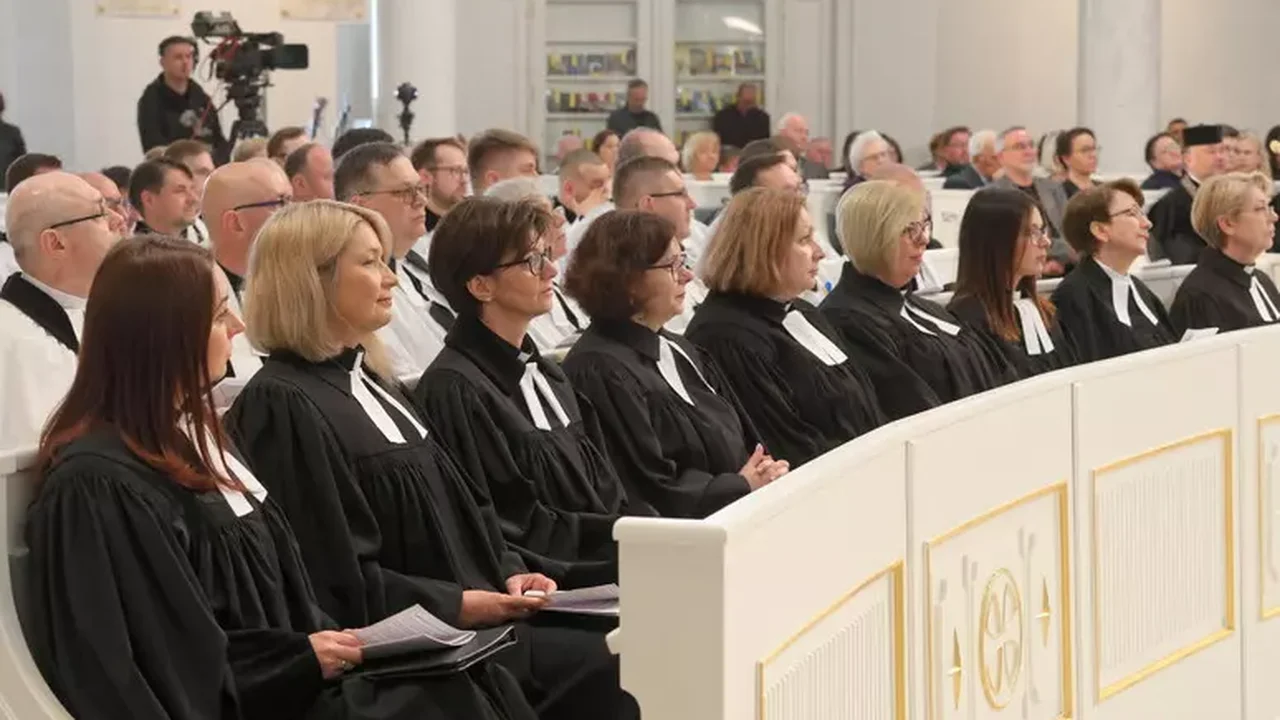 Comissão do Vaticano exclui ordenar mulheres diaconisas