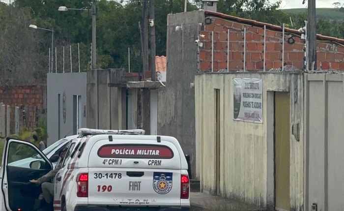 Viatura policial na porta da Clínica Luz e Vida, em Marechal Deodoro