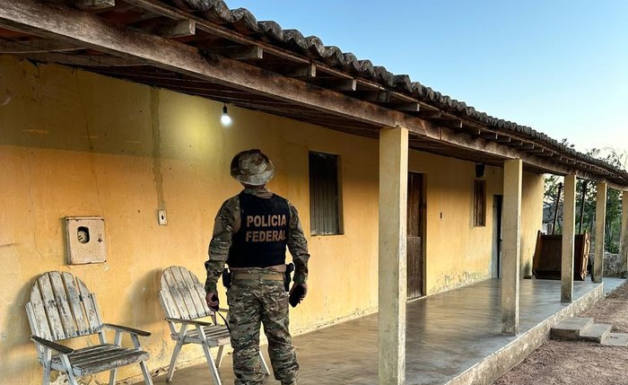 Agentes da PF durante operação