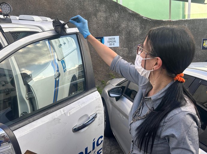 Coleta de impressões digitais na cena do crime é essencial para desvendar a verdade