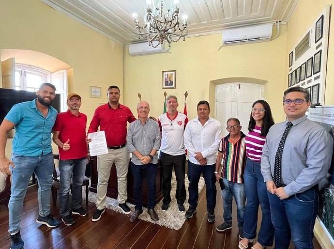 Diretoria do Sport Club Penedense destaca apoio do Prefeito ao time durante assinatura de convênio