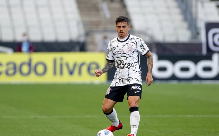 Fagner treina no campo e pode reforçar Corinthians no clássico com o São Paulo