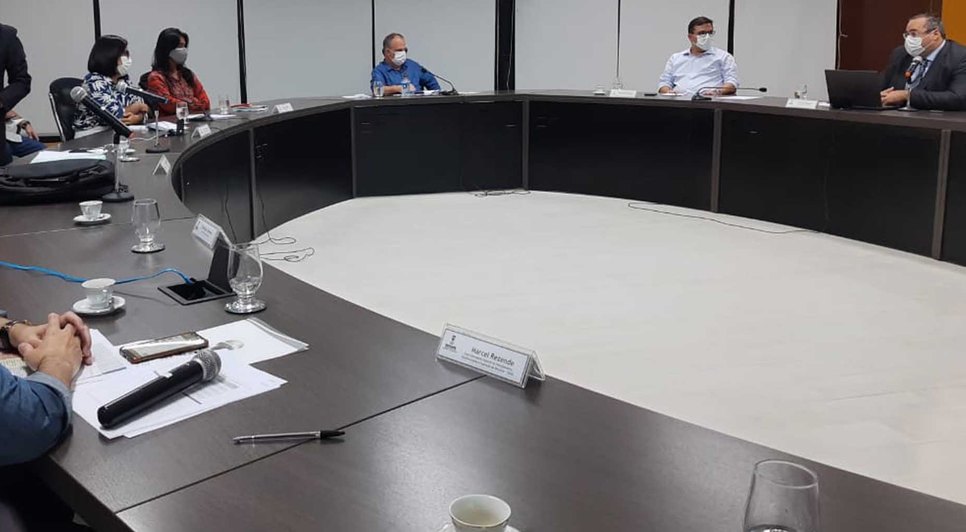 comite em reunião