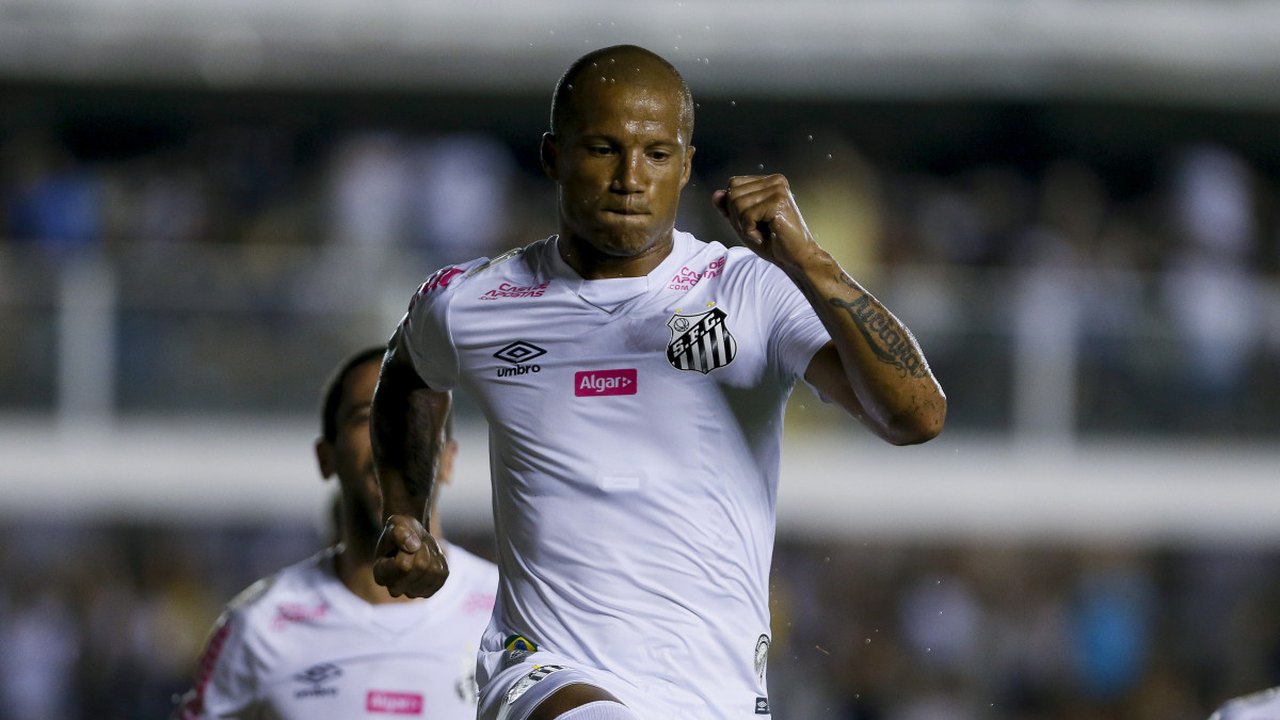 Sánchez sente lesão na coxa e pode ser desfalque do Santos contra o São Paulo