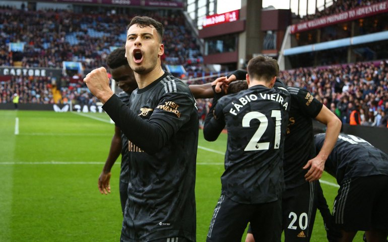 Arsenal marca dois nos acréscimos, vira sobre Aston Villa e desencanta no Inglês