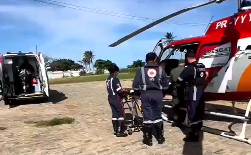 Carreta tomba e vítima é socorrida por helicóptero, em Viçosa