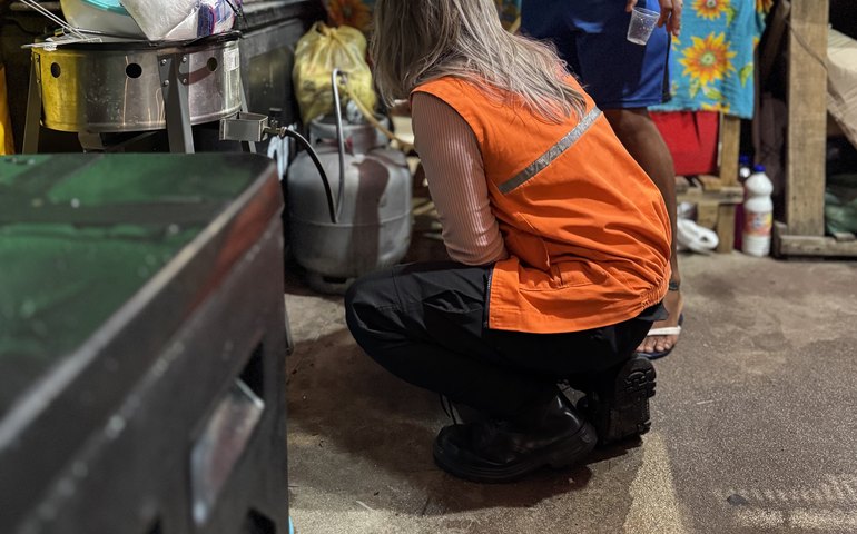 Defesa Civil vistoria botijões de gás nas barracas de lanches do São João