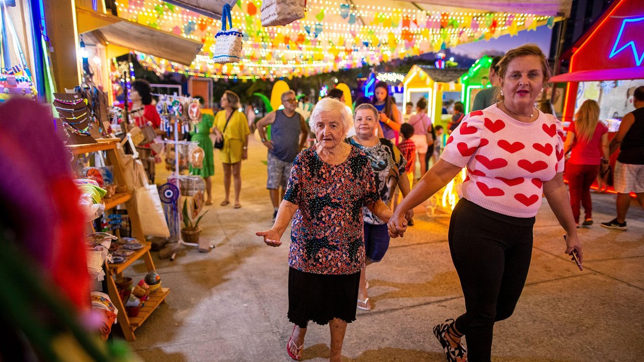 Vila Massayó encanta visitantes com show de luzes e reforço às tradições