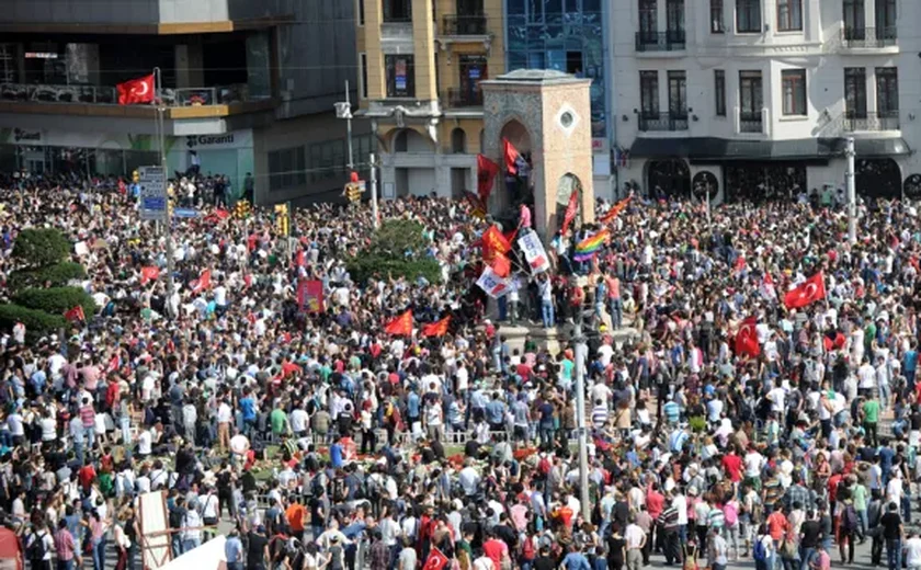 Dia internacional do trabalhador:  data é celebrada com protestos ao redor do mundo, e centenas de manifestantes são presos em Istambul 